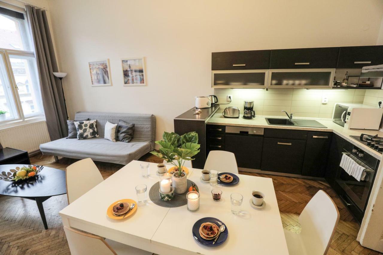 Apartments In Mala Strana - 10 Minutes From Charles Bridge Πράγα Εξωτερικό φωτογραφία